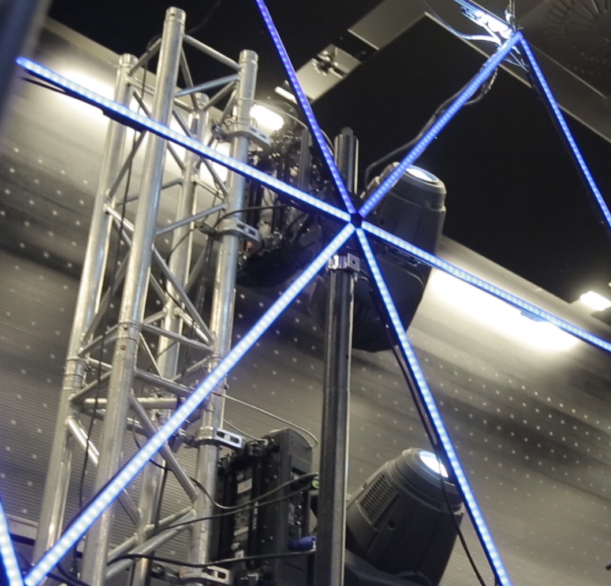 Amon-Tobin-ledblades-in-set